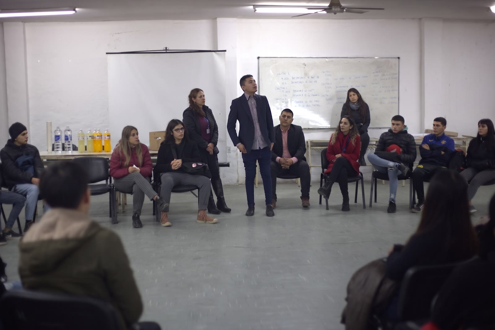 Encuentro en ronda durante un taller de prevención comunitaria