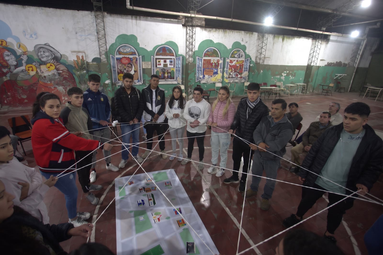 Taller de prevención en ronda con jóvenes y adultos en un club