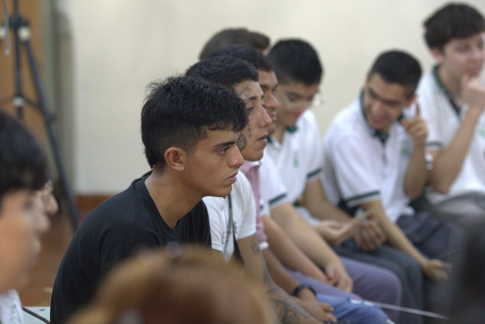 Estudiantes escuchando durante un taller de prevención en una institución educativa