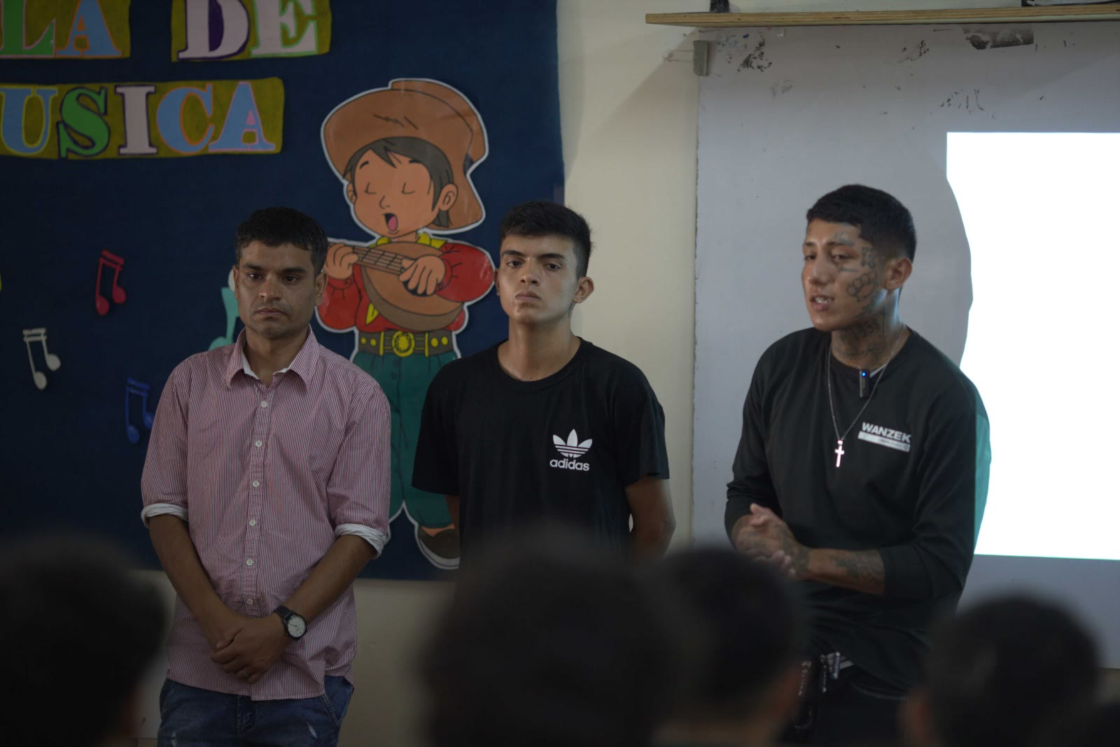 Jóvenes compartiendo su testimonio frente al grupo en un taller de prevención