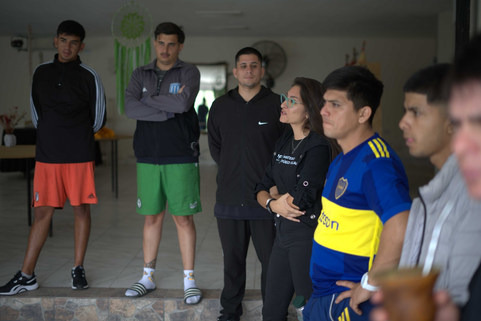 Jóvenes y una coordinadora conversando en un encuentro al aire libre